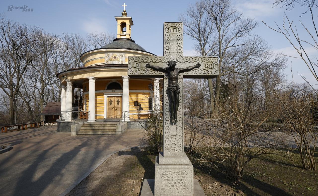 Стаття Ще з часів Русі Аскольдова могила була місцем почесних поховань і воїнської доблесті Ранкове місто. Крим