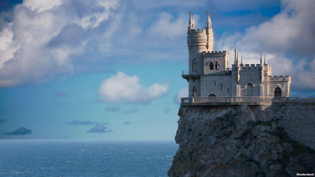 Статья В Крыму начали бурить скалу под дворцом «Ласточкино гнездо» Утренний город. Крым