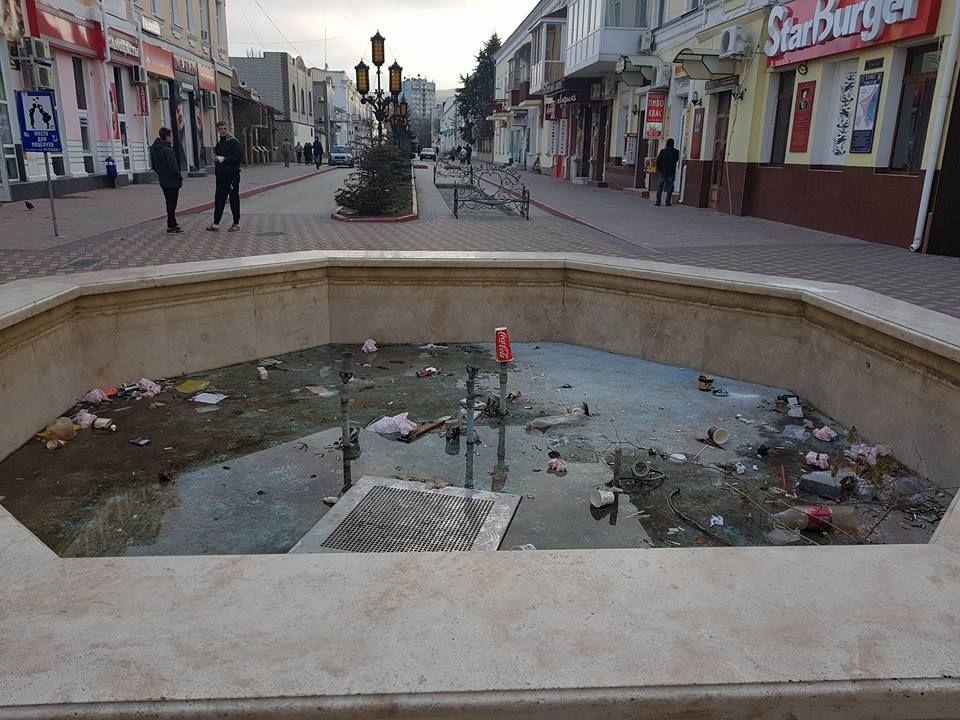Стаття Фекальная река и фаллический камень: чем Крым встречает россиян (фото) Утренний город. Крим