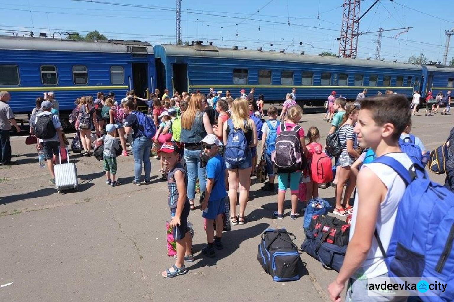 Стаття Отдельный поезд везет более 500 детей из Донецкой области на оздоровление в Одессу (ФОТО) Ранкове місто. Крим