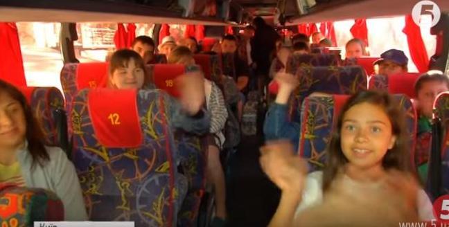 Стаття Дети из прифронтовых районов Донбасса отправились на отдых в Грецию Ранкове місто. Крим