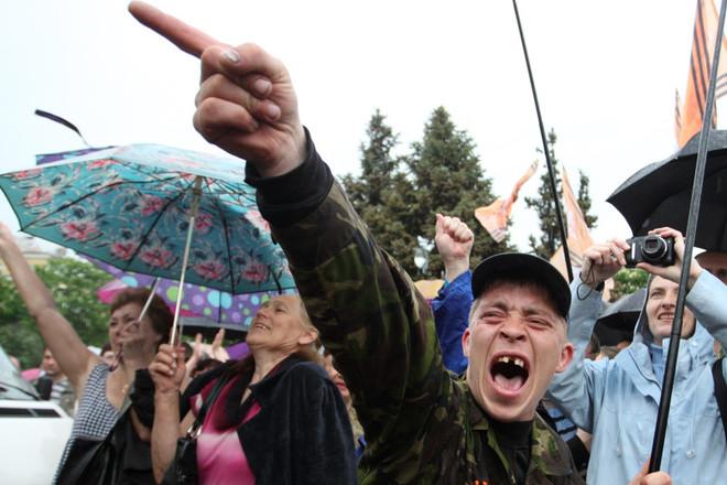 Стаття «Поработали» над вопросом: в центре оккупированного Луганска установят четыре нечто (ФОТО) Ранкове місто. Крим
