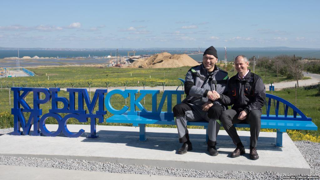 Статья В Керчи установят скамейку с видом на строительство моста – власти Утренний город. Крым