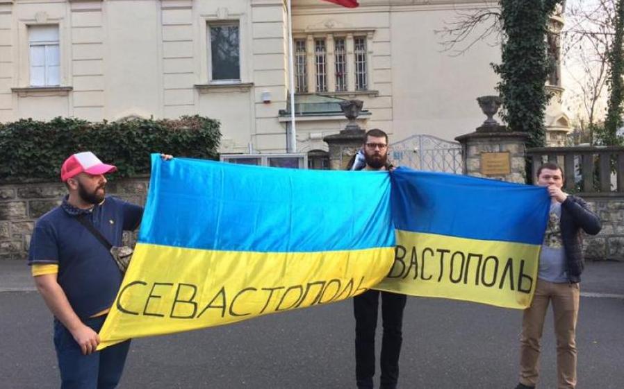 Стаття Смелый поступок украинского патриота в Крыму взбудоражил сеть Утренний город. Крим