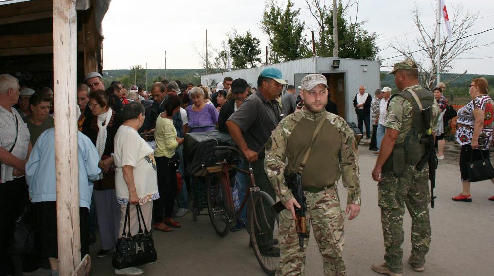 Стаття Полиция показала ситуацию на КПВВ и в центре Станицы Луганской (ФОТО) Ранкове місто. Крим