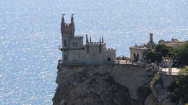 Статья Под «Ласточкиным гнездом» незаконно бурят скалу - ЮНЕСКО Утренний город. Крым