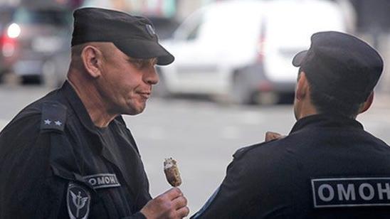 Стаття В России задерживать 7-летнего воришку мороженого отправили полицейских автоматчиков Ранкове місто. Крим