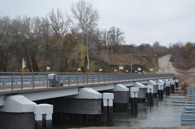 Стаття Мост на Луганщине, разрушенный наемниками РФ в 2014 году, открыт после капремонта. ФОТОрепортаж Ранкове місто. Крим
