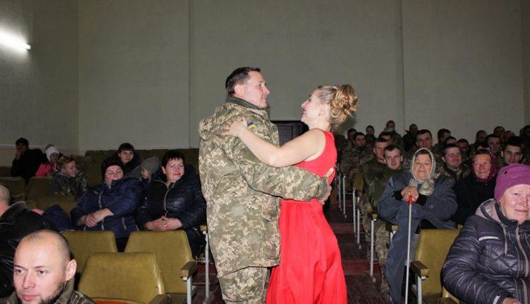 Стаття Артисты Одесской музкомедии дали концерт в зоне АТО (фото) Ранкове місто. Крим