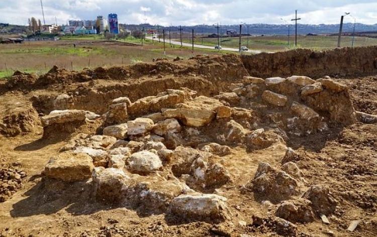 Статья Раскопки в Крыму – большинство памятников будет снесено и или похоронено под трассой Утренний город. Крым