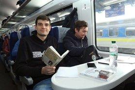 Стаття Отныне в поездах «Укрзализныци» можно будет купить книги Ранкове місто. Крим