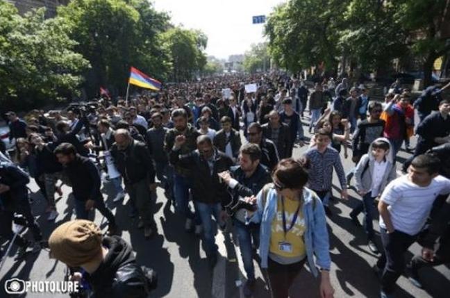 Стаття Майдан в Армении: митингующие заблокировали резиденцию премьера страны. ФОТО Ранкове місто. Крим