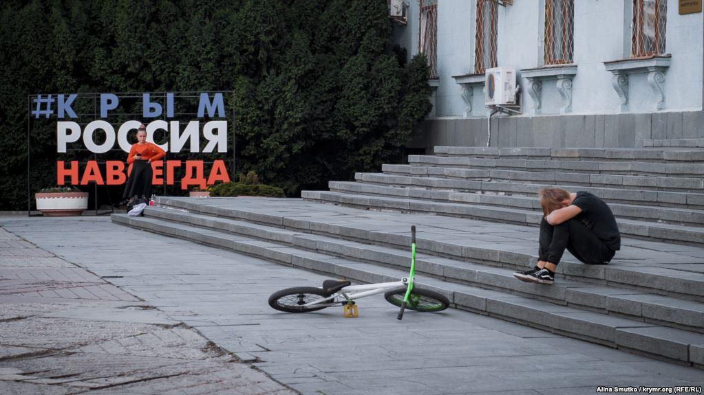 Статья Гимн забору: прозреют ли крымчане? Утренний город. Крым