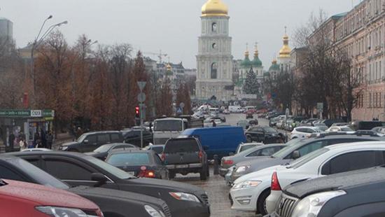 Стаття В Украине запретили наземные парковки в центральных частях городов Ранкове місто. Крим