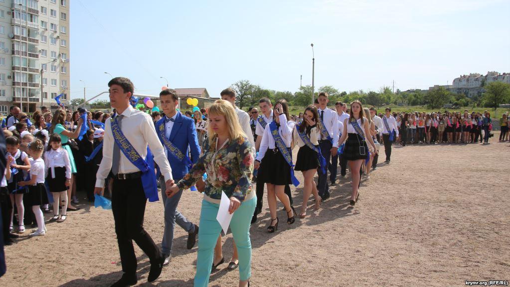 Стаття Чему учат в крымских школах и куда собираются выпускники? Утренний город. Крим