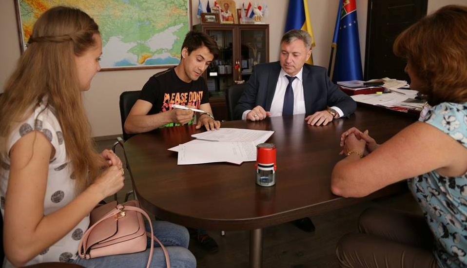 Стаття На Луганщине подписан первый в этом году договор в рамках программы молодежного кредитования Ранкове місто. Крим