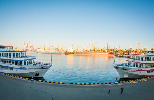 Стаття Редкий случай: два пассажирских лайнера стоят у причалов Одесского морвокзала (ФОТО) Ранкове місто. Крим