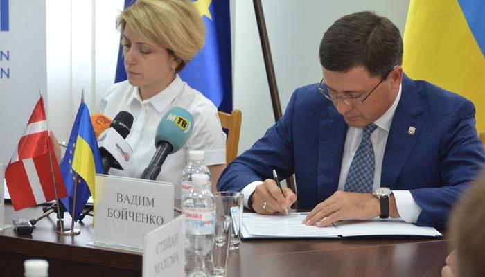 Стаття Мариуполь вошел в пятерку городов, в которых будет опробована антикоррупционная инициатива ЕС Ранкове місто. Крим