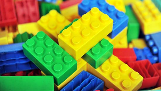Стаття В Киеве прибыли первые фуры с конструкторами LEGO для первоклассников Ранкове місто. Крим