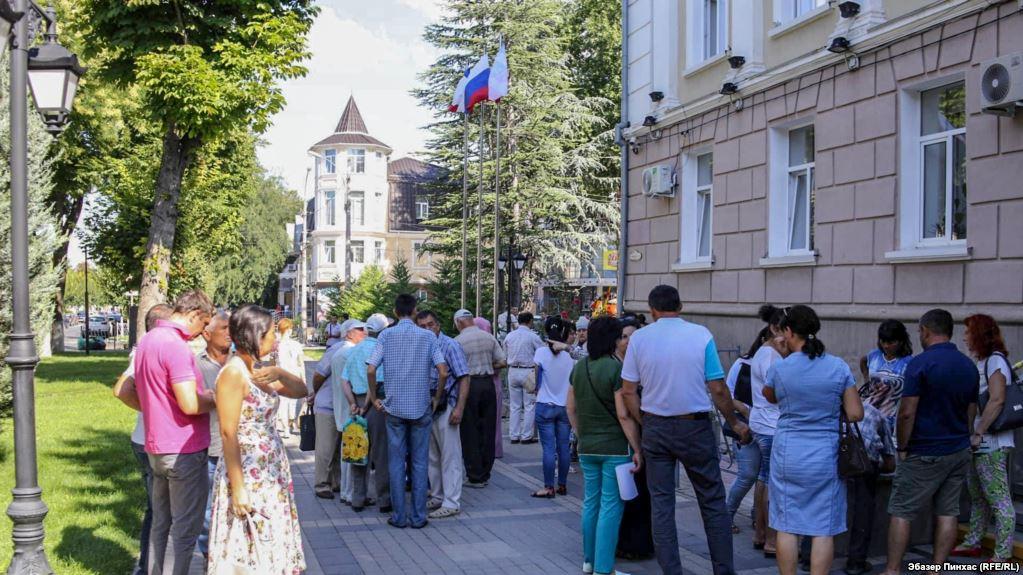 Статья Жители «поляны протеста» требуют встречи с властью Симферополя (+фото) Утренний город. Крым