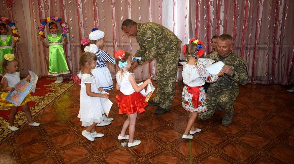 Стаття Зачем военное руководство посещало детсады на Донетчине? (фото) Ранкове місто. Крим