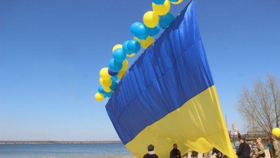 Стаття Украина празднует День Государственного Флага Ранкове місто. Крим