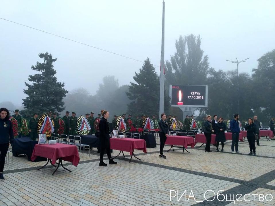 Стаття Оккупированная Керчь прощается с погибшими в политехническом колледже. ФОТО Утренний город. Крим