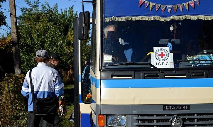 Стаття ФОТО. На Донеччині Червоний Хрест запустив безкоштовний автобус для прифронтової зони Ранкове місто. Крим
