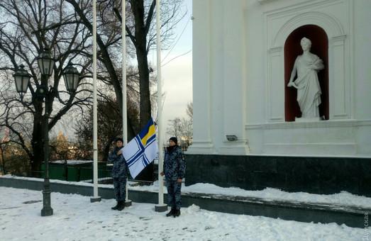 Стаття Флаг ВМСУ подняли у мэрии Одессы: его снимут, когда пленные моряки вернутся домой. ФОТОрепортаж Ранкове місто. Крим