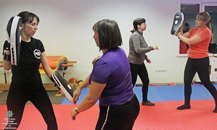 Стаття А на Донетчине копы обучают женщин самообороне. ФОТО Ранкове місто. Крим