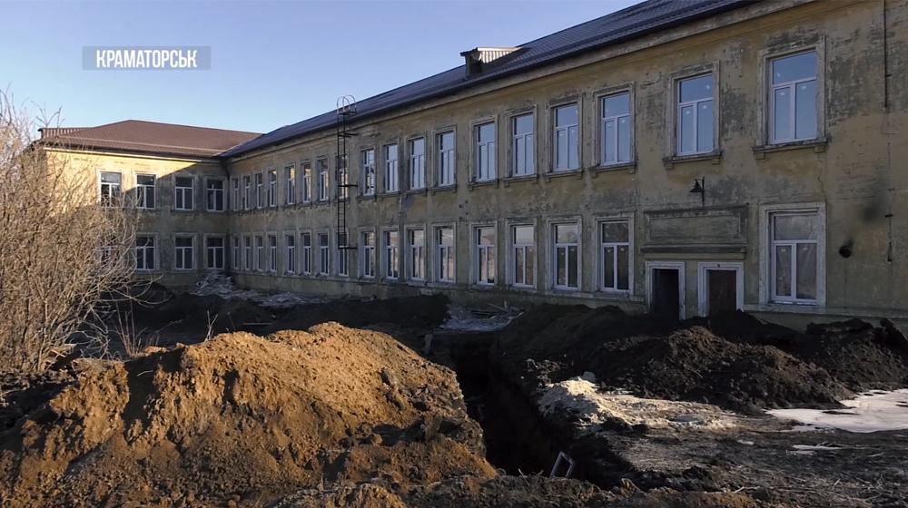 Стаття Европейцы помогают превратить бывшую школу в дом для переселенцев Ранкове місто. Крим