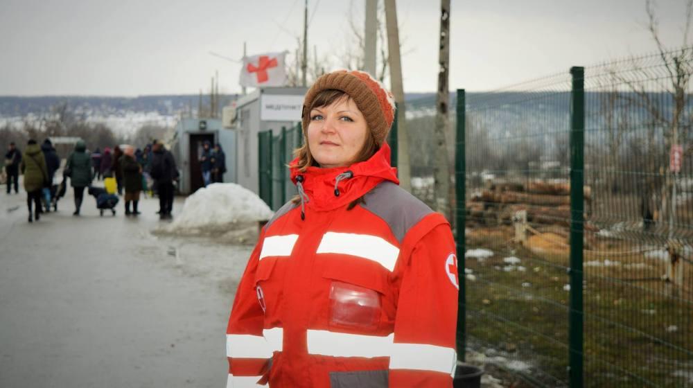 Стаття Какую помощь могут получить луганчане в пункте Красного Креста вблизи КПВВ? Ранкове місто. Крим