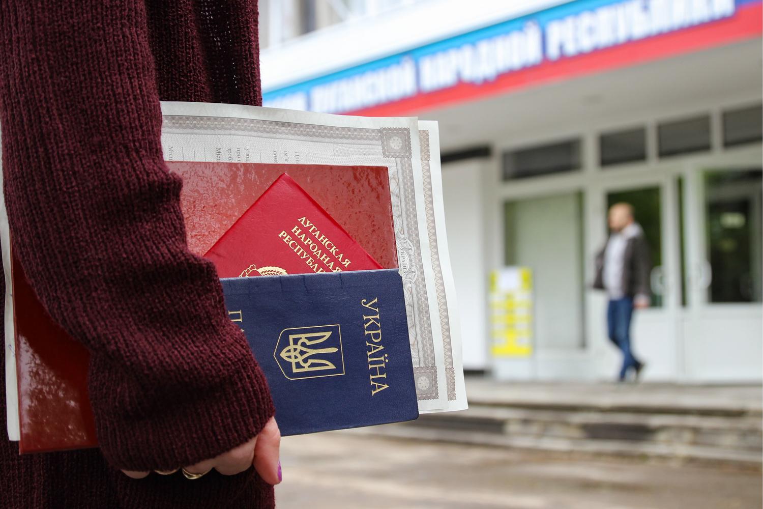 Стаття Без бумажки ты… никак: как жители Донбасса гражданство меняют? Ранкове місто. Крим