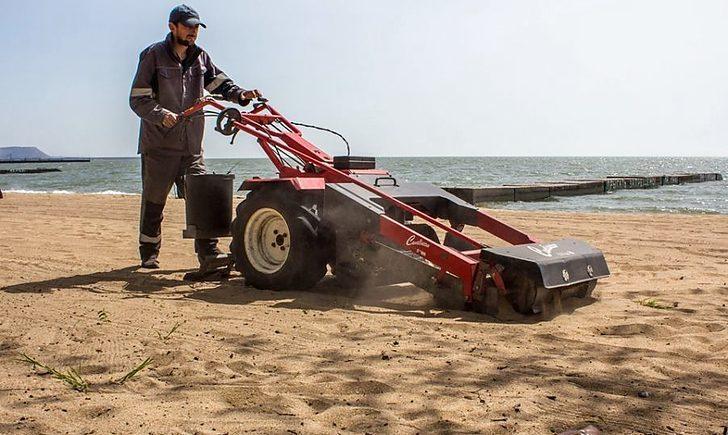 Стаття У Маріуполі пляжі від сміття прибирає італійська техніка Ранкове місто. Крим