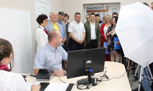 Стаття Жители Северодонецка теперь могут получать загранпаспорта и id-карты через ЦПАУ Ранкове місто. Крим
