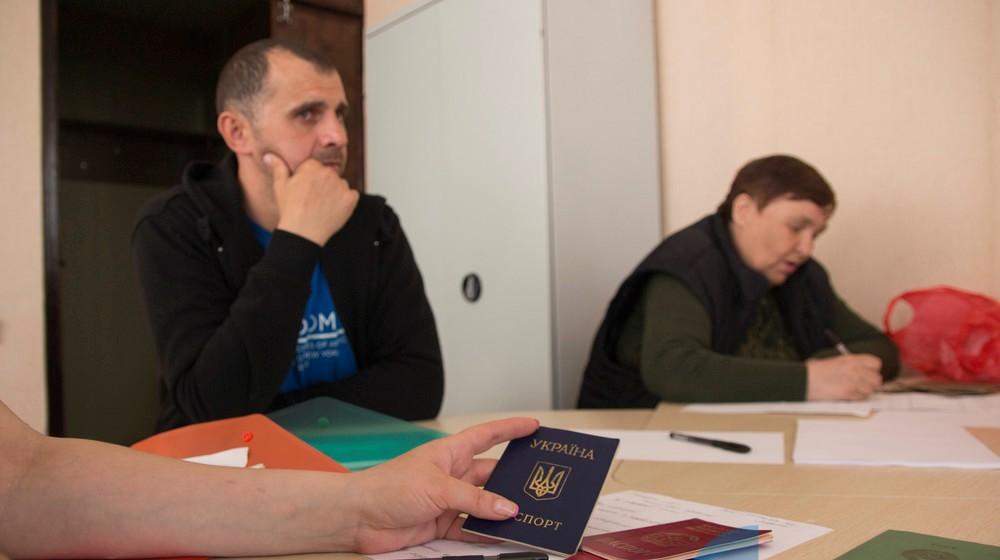 Стаття Почему жители Луганска не видят преимуществ в российских паспортах? Ранкове місто. Крим