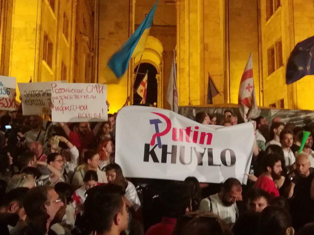 Стаття В Тбилиси оппозиция взяла штурмом парламент после выступления там российского депутата Ранкове місто. Крим