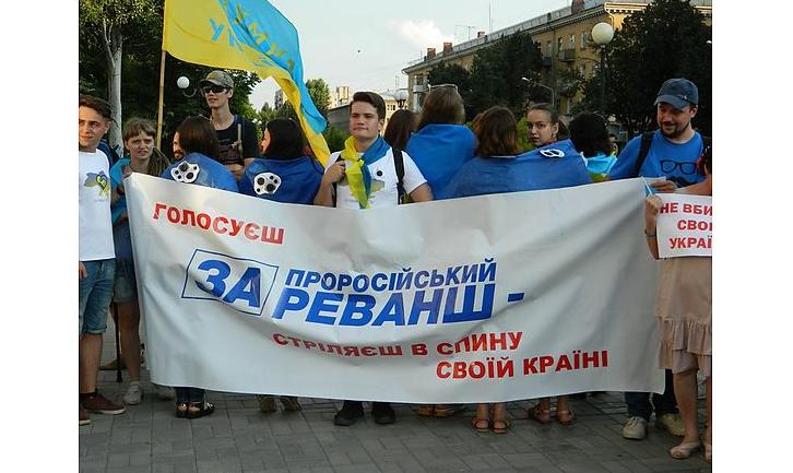 Стаття Не вбивай свою країну:жителі Донеччині вийшли на мітинг проти реваншу сепаратистів на виборах. Фото Ранкове місто. Крим