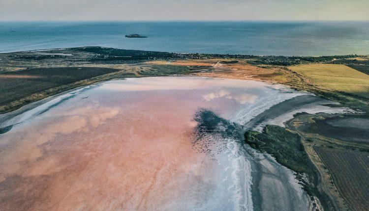 Стаття Путешествие к розовому озеру: уникальный водоем в 90 километрах от Одессы (фото) Ранкове місто. Крим