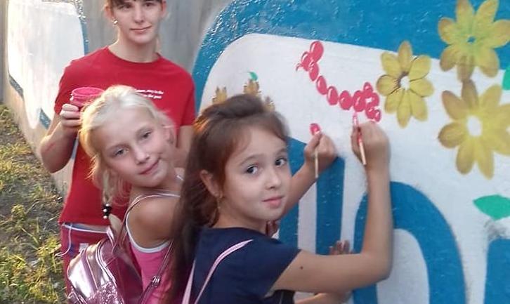 Стаття На Донеччині місцеві жителі прикрасили сірі стіни стадіону петриківським розписом. Фото Ранкове місто. Крим