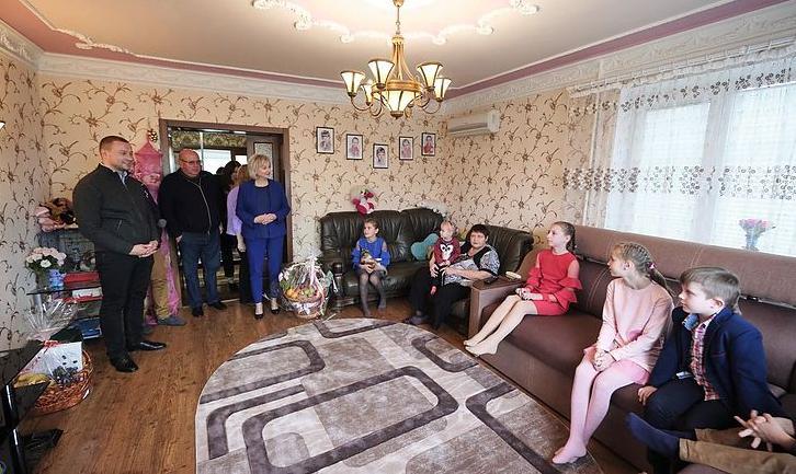 Стаття На Донеччині для родини переселенців придбали будинок за 2 млн грн. Фото Ранкове місто. Крим