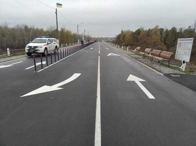 Стаття В Станице Луганской возле разрушенной части моста монтируют остановки Ранкове місто. Крим