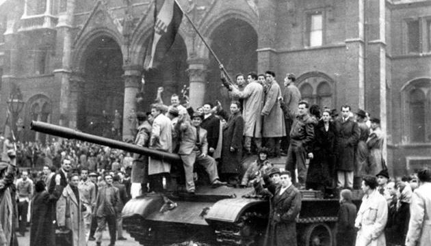 Статья 23 октября в Венгрии вспыхнуло восстание против коммунистов, которое жестко подавила оккупант Москва Утренний город. Крым