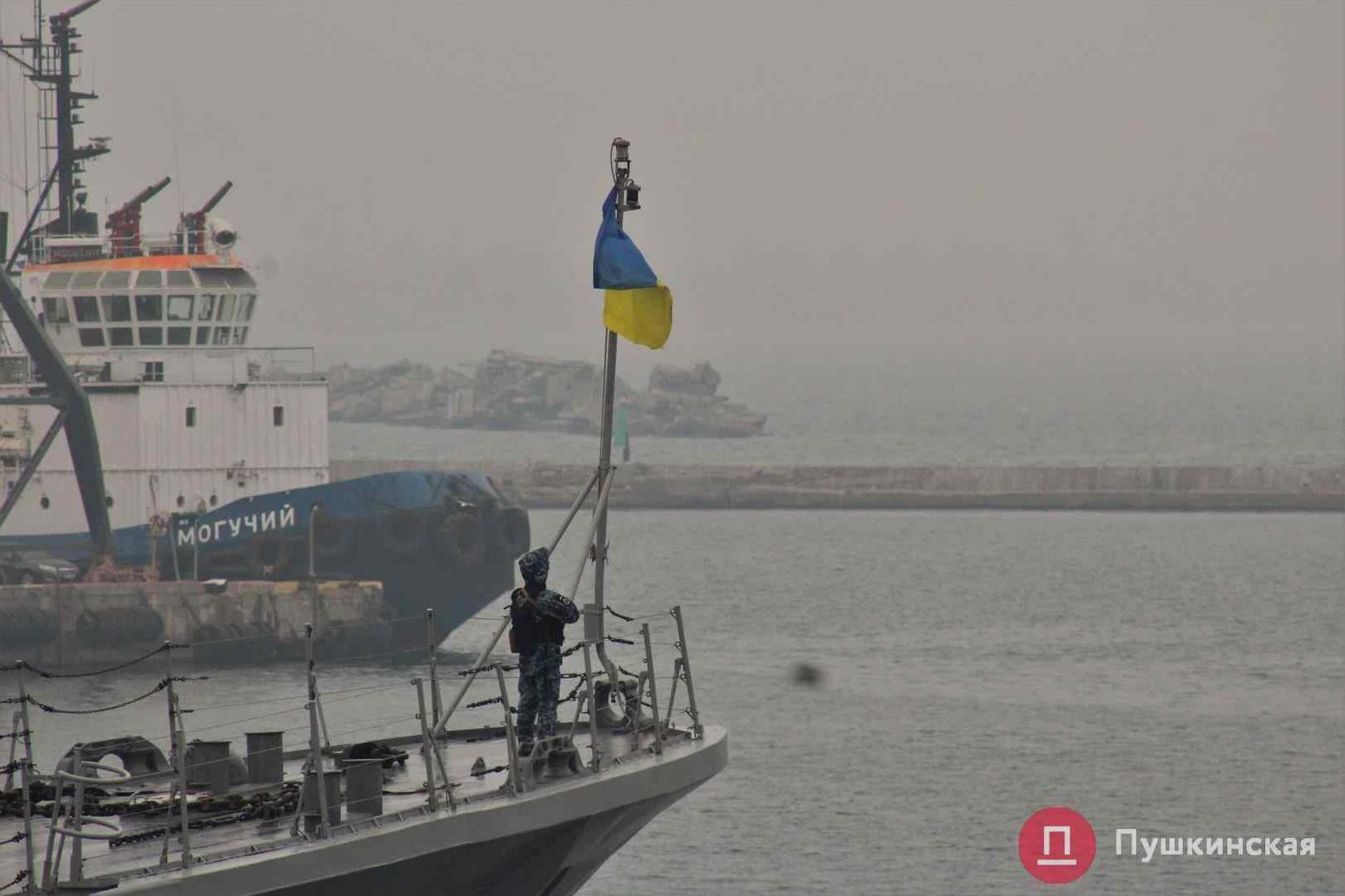 Стаття На одесском морвокзале ждут противоминную группу кораблей НАТО. Фото Ранкове місто. Крим