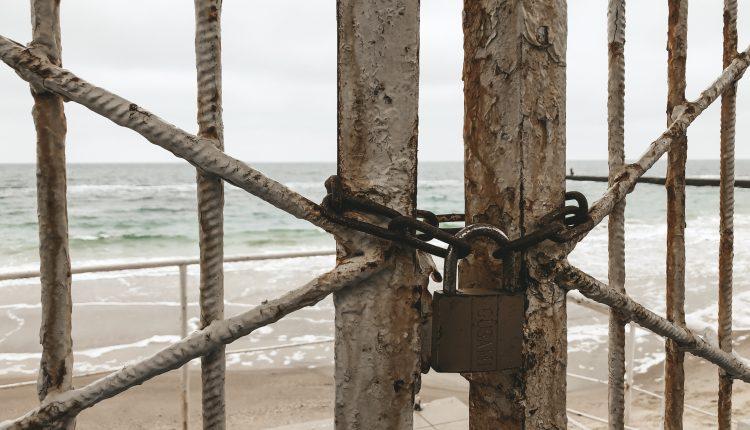 Стаття Владимир Зеленский подписал закон, который запрещает ставить заборы и ограждения перед пляжами Ранкове місто. Крим