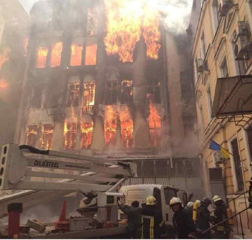 Стаття В Одессе оператор вышки «Горзелентреста» спас несколько людей на пожаре Ранкове місто. Крим