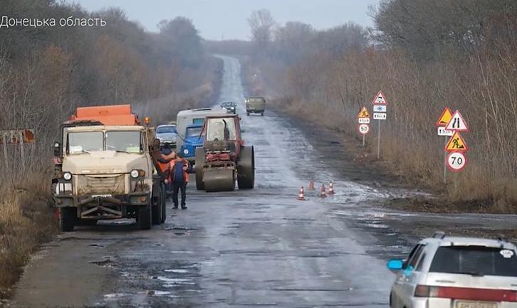 Стаття На Донеччині ремонтують постраждалу внаслідок війни дорогу у районі Світлодарська Ранкове місто. Крим
