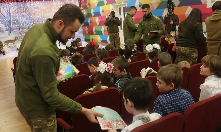 Стаття На Донбасі військові влаштували свято Миколая для дітей прифронтової школи-інтернату Ранкове місто. Крим