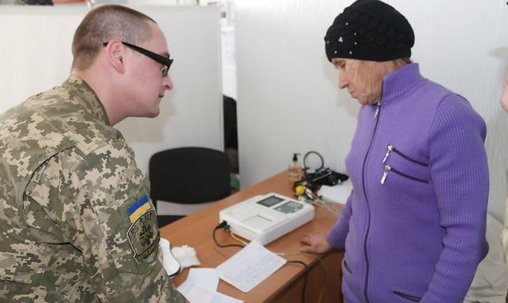 Стаття У прифронтовій зоні Донбасу військові лікарі надають допомогу місцевим мешканцям Ранкове місто. Крим