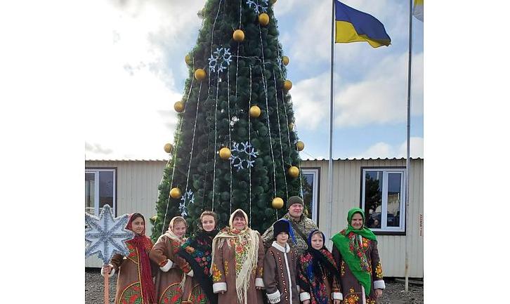 Стаття У Станиці Луганській на пункті пропуску відкрили новорічну ялинку Ранкове місто. Крим